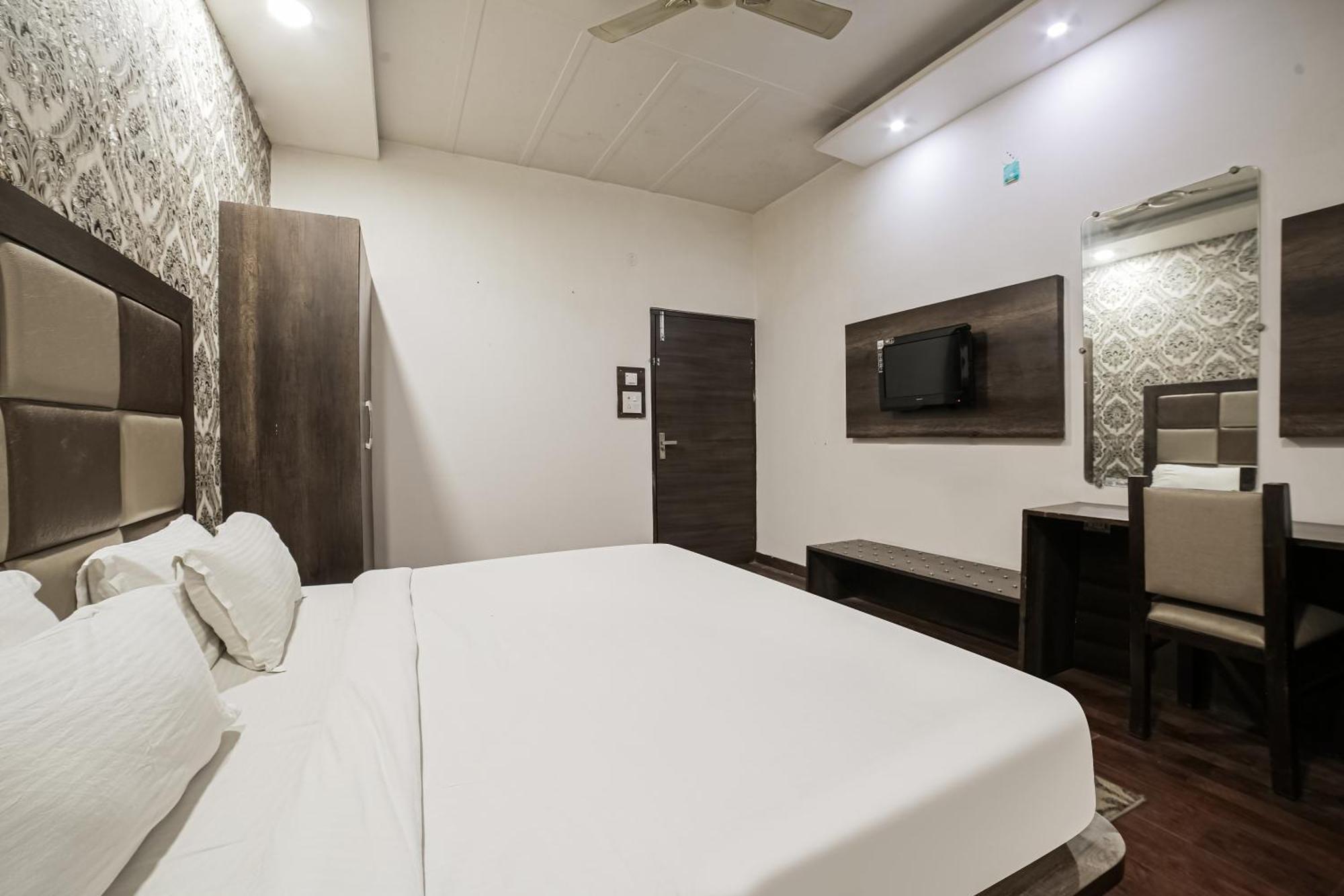 Townhouse Hollywood Heights Hotel Amritsar Exterior photo